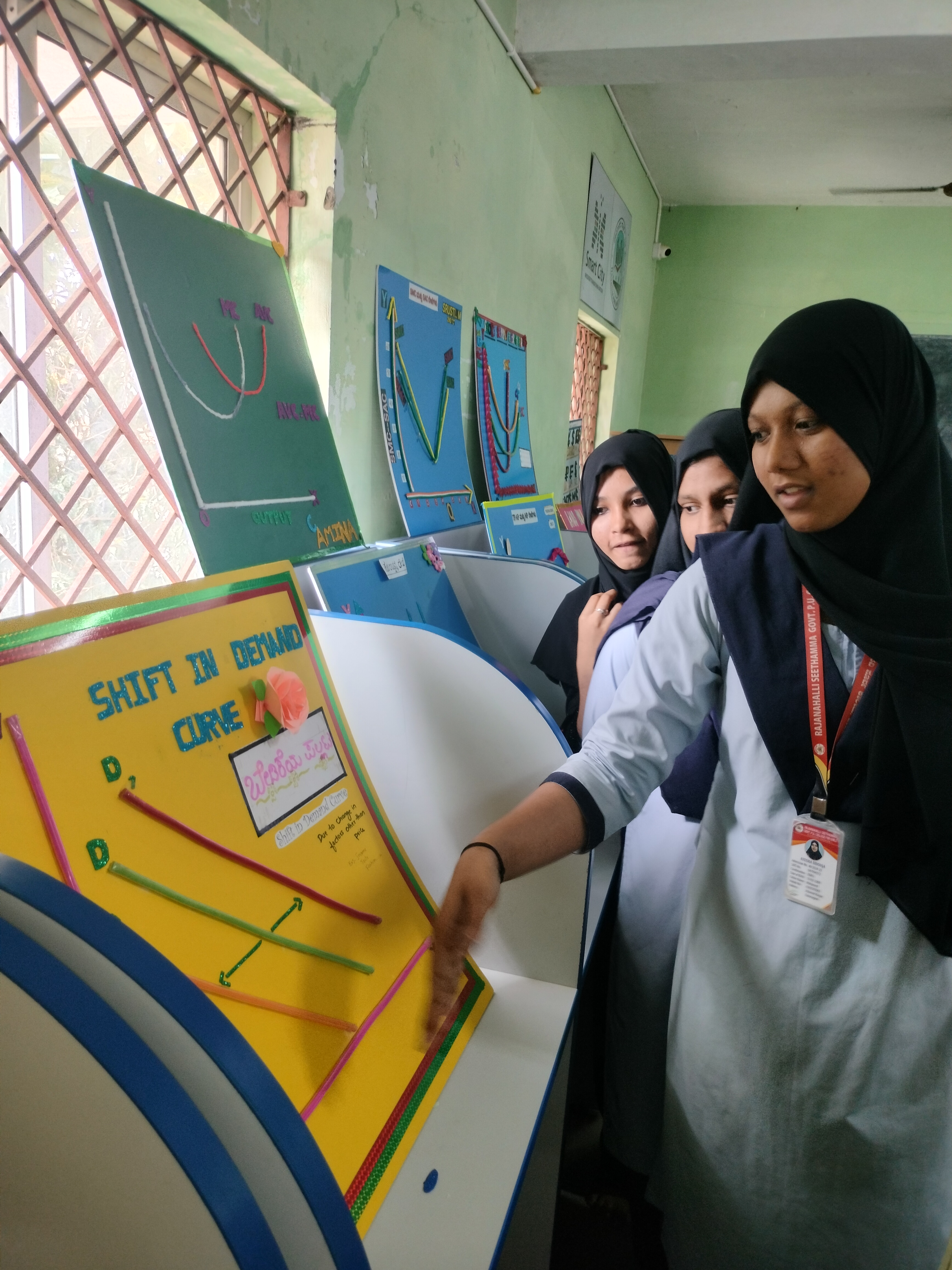 ಅರ್ಥಶಾಸ್ತ್ರಕ್ಕೆ ಸಂಬಂಧಿಸಿದ ಚಾರ್ಟ್ ಬಗ್ಗೆ ವಿವರಣೆ ನೀಡುತ್ತಿರುವ ವಿದ್ಯಾರ್ಥಿನಿ