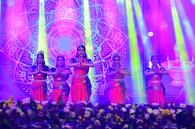 ಶ್ರೀರಂಗಪಟ್ಟಣ ದಸರಾ ಕಾರ್ಯಕ್ರಮದಲ್ಲಿ ಮೊದಲ ದಿನವಾದ ಗುರುವಾರ ಹಿನ್ನೆಲೆ ಗಾಯಕ ರಾಜೇಶ್ ಕೃಷ್ಣನ್ ಮತ್ತು ತಂಡ ಸಂಗೀತ ಕಾರ್ಯಕ್ರಮ ನಡೆಸಿಕೊಟ್ಟಿತು. ರಾಜೇಶ್ ಅವರ ಸುಮಧುರ ಗಾಯನಕ್ಕೆ ಪ್ರೇಕ್ಷಕರು ಮನಸೋತರು