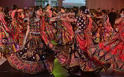 ದಾವಣಗೆರೆಯ ನಿಜಲಿಂಗಪ್ಪ ಲೇ ಔಟ್ನಲ್ಲಿನ ಬಕ್ಕೆಶ್ವರ ಕಲ್ಯಾಣ ಮಂಟಪದಲ್ಲಿ ಆಯೋಜಿಸಿದ್ದ ದಾಂಡಿಯಾ ನೈಟ್ಸ್ ಕಾರ್ಯಕ್ರಮದಲ್ಲಿ ದಾಂಡಿಯಾ ನೃತ್ಯ