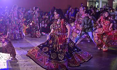 ದಾವಣಗೆರೆಯ ನಿಜಲಿಂಗಪ್ಪ ಲೇ ಔಟ್ನಲ್ಲಿನ ಬಕ್ಕೆಶ್ವರ ಕಲ್ಯಾಣ ಮಂಟಪದಲ್ಲಿ ಆಯೋಜಿಸಿದ್ದ ದಾಂಡಿಯಾ ನೈಟ್ಸ್ ಕಾರ್ಯಕ್ರಮದಲ್ಲಿ ದಾಂಡಿಯಾ ನೃತ್ಯ