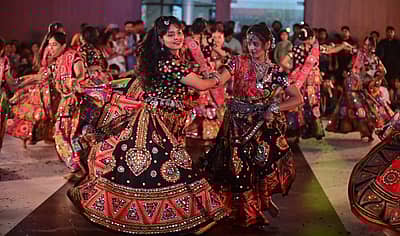 ದಾವಣಗೆರೆಯ ನಿಜಲಿಂಗಪ್ಪ ಲೇ ಔಟ್ನಲ್ಲಿನ ಬಕ್ಕೆಶ್ವರ ಕಲ್ಯಾಣ ಮಂಟಪದಲ್ಲಿ ಆಯೋಜಿಸಿದ್ದ ದಾಂಡಿಯಾ ನೈಟ್ಸ್ ಕಾರ್ಯಕ್ರಮದಲ್ಲಿ ದಾಂಡಿಯಾ ನೃತ್ಯ