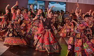 ದಾವಣಗೆರೆಯ ನಿಜಲಿಂಗಪ್ಪ ಲೇ ಔಟ್ನಲ್ಲಿನ ಬಕ್ಕೆಶ್ವರ ಕಲ್ಯಾಣ ಮಂಟಪದಲ್ಲಿ ಆಯೋಜಿಸಿದ್ದ ದಾಂಡಿಯಾ ನೈಟ್ಸ್ ಕಾರ್ಯಕ್ರಮದಲ್ಲಿ ದಾಂಡಿಯಾ ನೃತ್ಯ