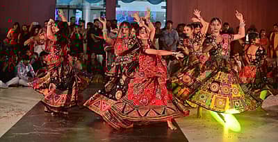 ದಾವಣಗೆರೆಯ ನಿಜಲಿಂಗಪ್ಪ ಲೇ ಔಟ್ನಲ್ಲಿನ ಬಕ್ಕೆಶ್ವರ ಕಲ್ಯಾಣ ಮಂಟಪದಲ್ಲಿ ಆಯೋಜಿಸಿದ್ದ ದಾಂಡಿಯಾ ನೈಟ್ಸ್ ಕಾರ್ಯಕ್ರಮದಲ್ಲಿ ದಾಂಡಿಯಾ ನೃತ್ಯ