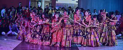 ದಾವಣಗೆರೆಯ ನಿಜಲಿಂಗಪ್ಪ ಲೇ ಔಟ್ನಲ್ಲಿನ ಬಕ್ಕೆಶ್ವರ ಕಲ್ಯಾಣ ಮಂಟಪದಲ್ಲಿ ಆಯೋಜಿಸಿದ್ದ ದಾಂಡಿಯಾ ನೈಟ್ಸ್ ಕಾರ್ಯಕ್ರಮದಲ್ಲಿ ದಾಂಡಿಯಾ ನೃತ್ಯ