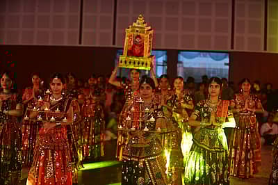 ದಾವಣಗೆರೆಯ ನಿಜಲಿಂಗಪ್ಪ ಲೇ ಔಟ್ನಲ್ಲಿನ ಬಕ್ಕೆಶ್ವರ ಕಲ್ಯಾಣ ಮಂಟಪದಲ್ಲಿ ಆಯೋಜಿಸಿದ್ದ ದಾಂಡಿಯಾ ನೈಟ್ಸ್ ಕಾರ್ಯಕ್ರಮದಲ್ಲಿ ದಾಂಡಿಯಾ ನೃತ್ಯ