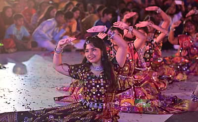 ದಾವಣಗೆರೆಯ ನಿಜಲಿಂಗಪ್ಪ ಲೇ ಔಟ್ನಲ್ಲಿನ ಬಕ್ಕೆಶ್ವರ ಕಲ್ಯಾಣ ಮಂಟಪದಲ್ಲಿ ಆಯೋಜಿಸಿದ್ದ ದಾಂಡಿಯಾ ನೈಟ್ಸ್ ಕಾರ್ಯಕ್ರಮದಲ್ಲಿ ದಾಂಡಿಯಾ ನೃತ್ಯ