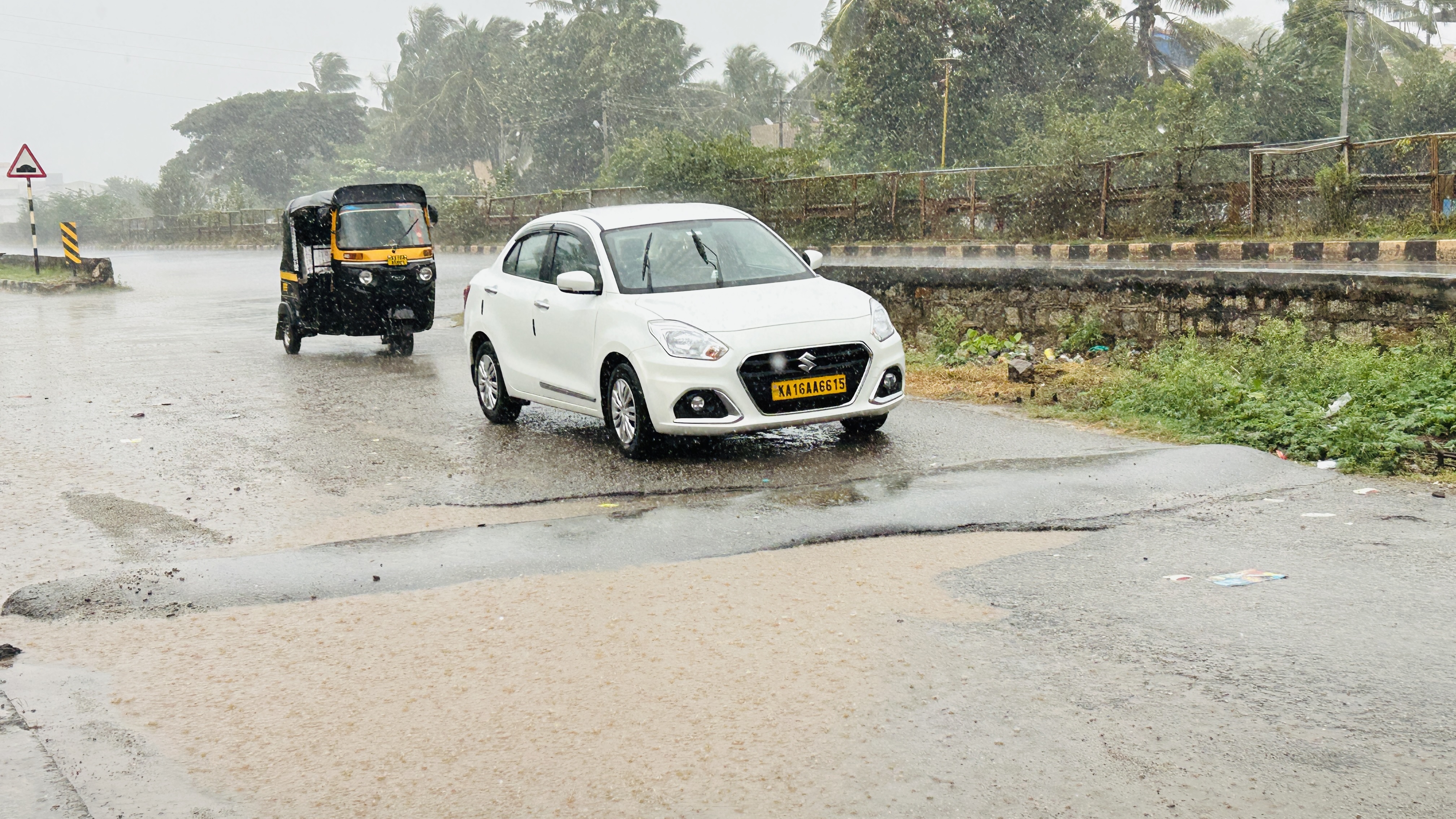 ಚಿತ್ರದುರ್ಗದ ಕೆಳಗೋಟೆ ಸರ್ವೀಸ್ ರಸ್ತೆಯಲ್ಲಿ ಉಬ್ಬಿಗೆ ಹೊಂದಿಕೊಂಡಿರುವ ಗುಂಡಿಗಳು