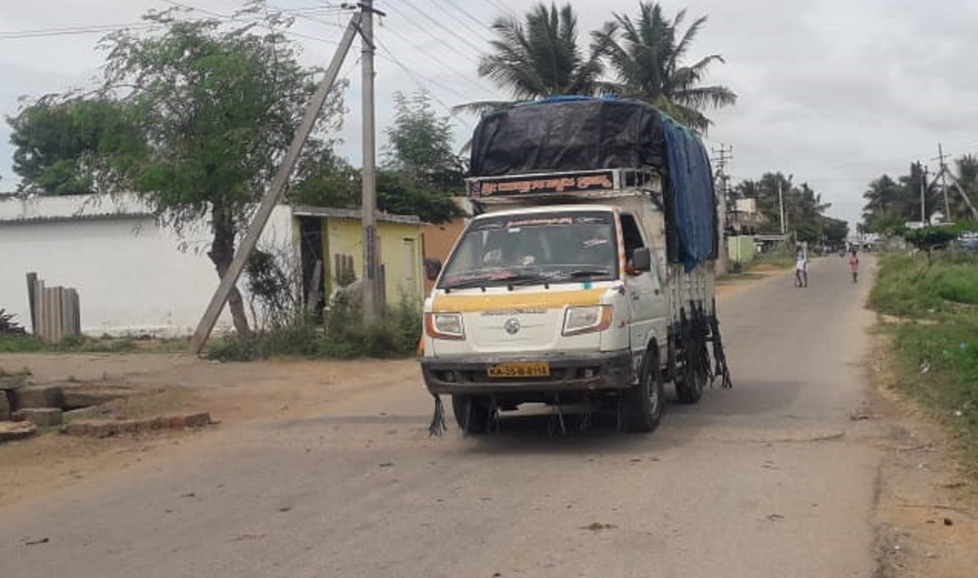 ಚಳ್ಳಕೆರೆಯ ಗೊರಲಕಟ್ಟೆ ಗ್ರಾಮದ ರಸ್ತೆಯಲ್ಲಿ ಅವೈಜ್ಞಾನಿಕ ಉಬ್ಬು