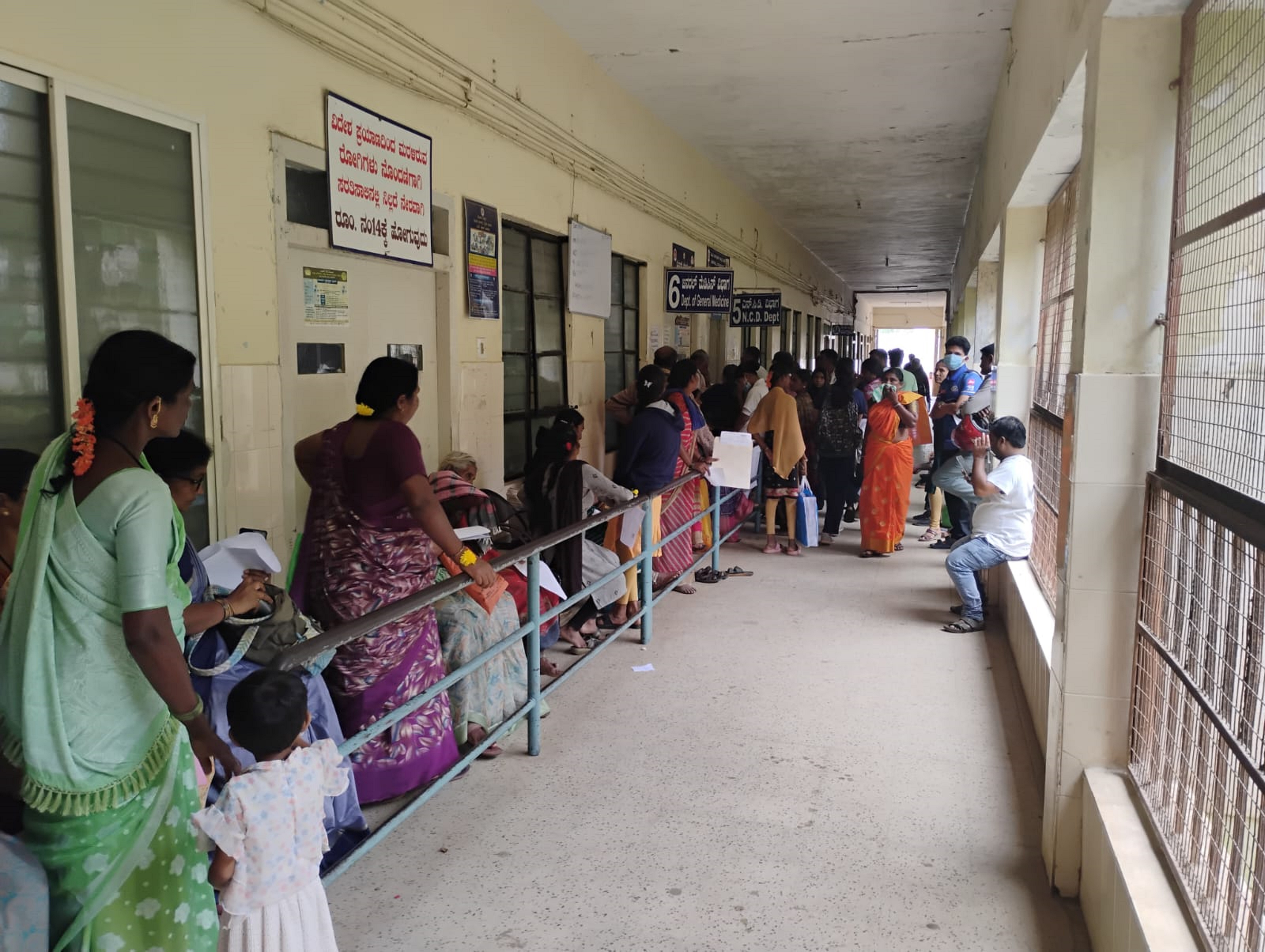 ದಾವಣಗೆರೆಯ ಚಿಗಟೇರಿ ಜಿಲ್ಲಾ ಆಸ್ಪತ್ರೆಯ ಜನರಲ್ ಮೆಡಿಸಿನ್ ವಿಭಾಗದ ಕೊಠಡಿಯ ಮುಂದೆ ಸಾಲುಗಟ್ಟಿ ನಿಂತಿದ್ದ ರೋಗಿಗಳು