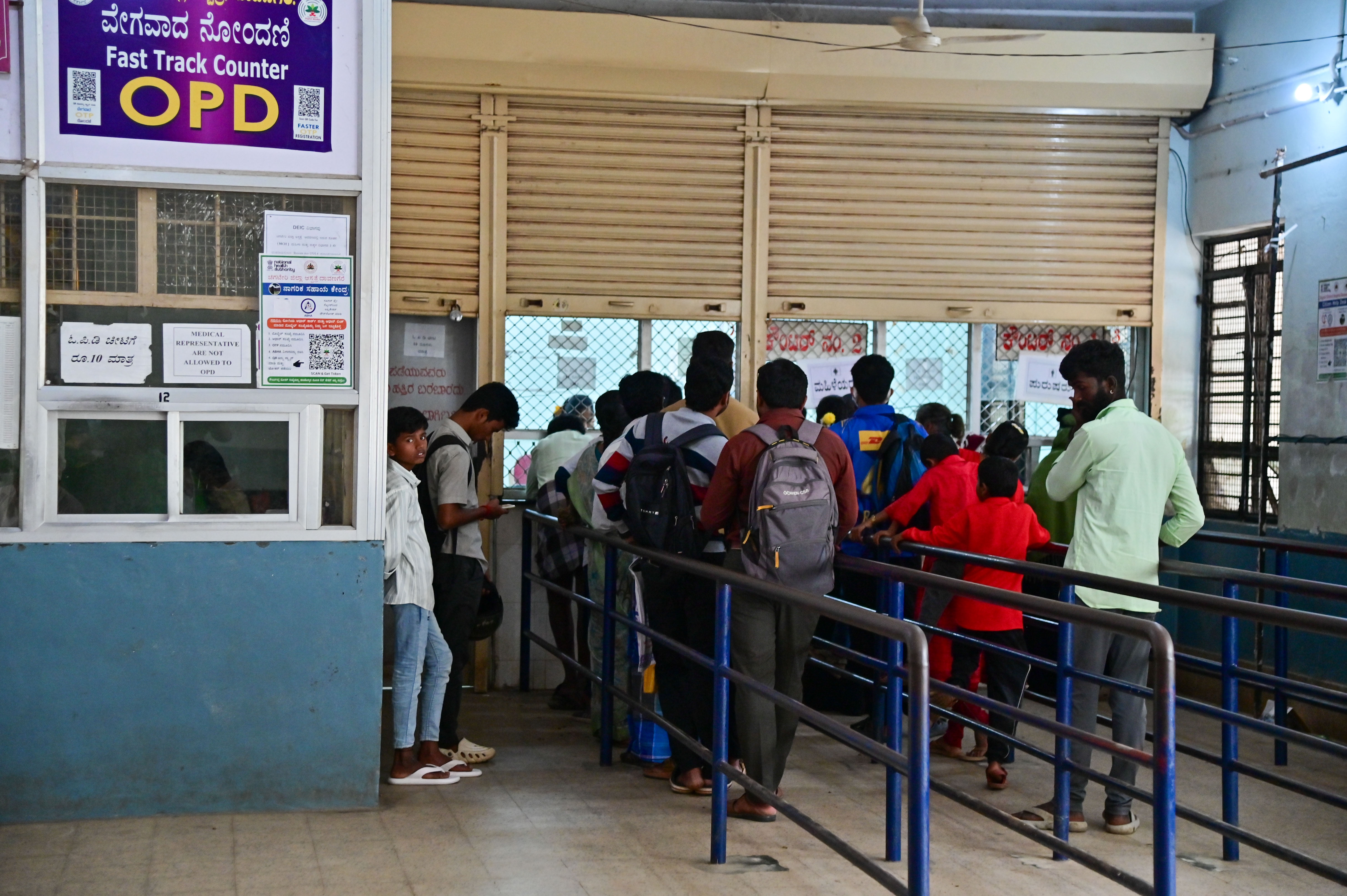 ಚಿಗಟೇರಿ ಜಿಲ್ಲಾ ಆಸ್ಪತ್ರೆಯ ಒಪಿಡಿ ವಿಭಾಗದಲ್ಲಿ ಹೊರ ರೋಗಿ ಚೀಟಿ ಪಡೆಯಲು ನಿಂತಿದ್ದ ರೋಗಿಗಳು