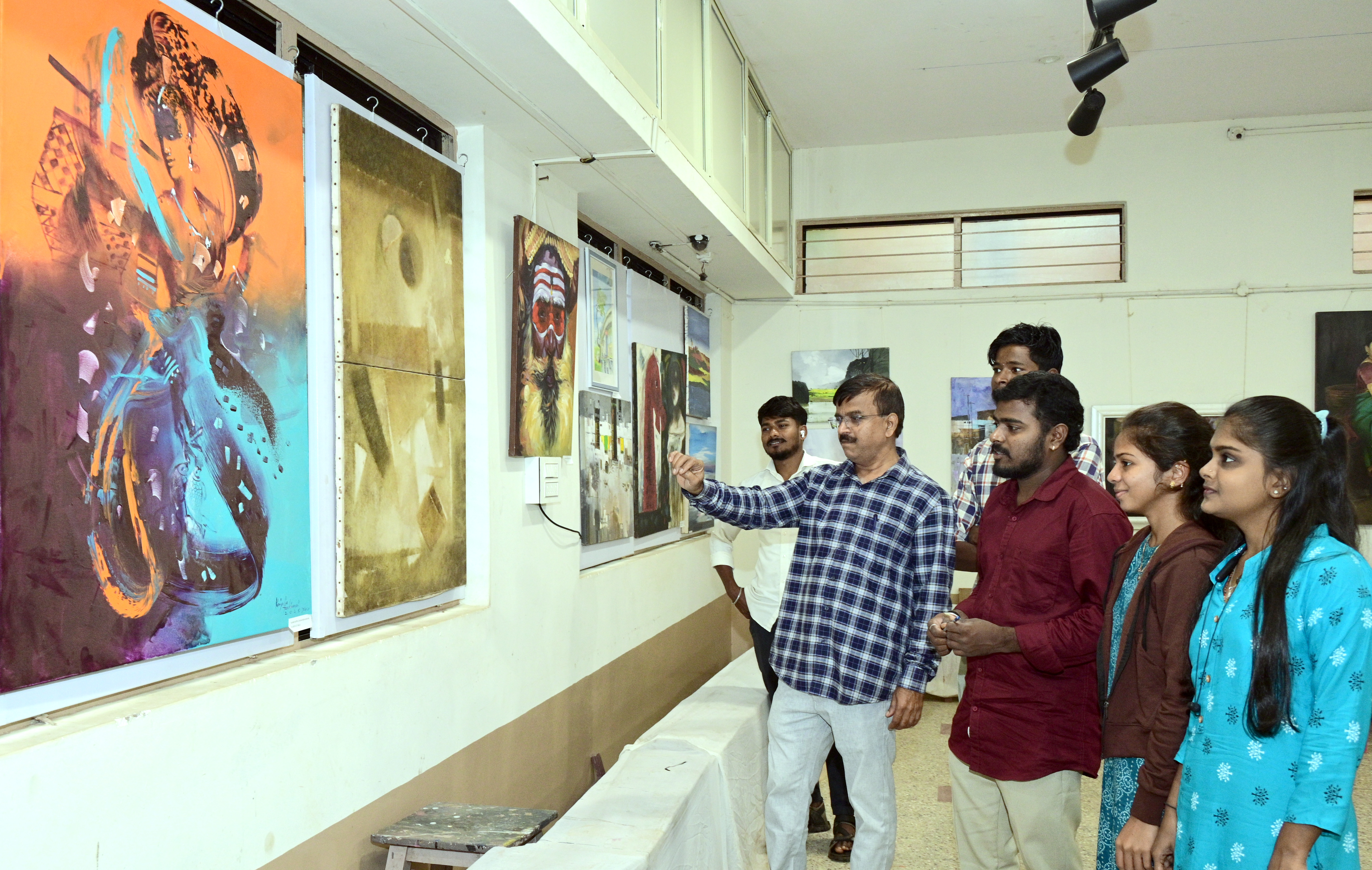 ಹುಬ್ಬಳ್ಳಿಯ ವಿಜಯಮಹಾಂತೇಶ ಲಲಿತಕಲಾ ಮಹಾವಿದ್ಯಾಲಯದಲ್ಲಿ ಚಿತ್ರಕಲಾ ಪ್ರದರ್ಶನದ ಕ್ಷಣ... –ಪ್ರಜಾವಾಣಿ ಚಿತ್ರ: ಗೋವಿಂದರಾಜ ಜವಳಿ