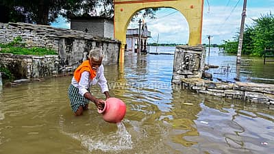 ಕಲಬುರಗಿ ಜಿಲ್ಲೆ ಜೇವರ್ಗಿ ತಾಲ್ಲೂಕಿನ ಮಂದರವಾಡವು ಸಂಪೂರ್ಣ ಜಲಾವೃತವಾಗಿದ್ದು, 100ಕ್ಕೂ ಅಧಿಕ ಗ್ರಾಮಸ್ಥರು ಕಳೆದ ಎರಡು ದಿನಗಳಿಂದ ಗ್ರಾಮದಲ್ಲಿಯೇ ಬಂದಿಯಾಗಿದ್ದಾರೆ.