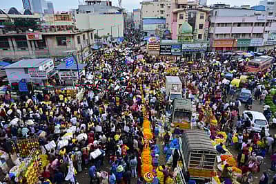 ಬೆಂಗಳೂರಿನ ಕೃಷ್ಣರಾಜ ಮಾರುಕಟ್ಟೆಯಲ್ಲಿ ಮಂಗಳವಾರ ದಸರಾ ಹಬ್ಬದ ಆಯುಧ ಪೂಜೆ ಮುನ್ನ ದಿನ ಹೂವು ಹಣ್ಣು ಮತ್ತು ಪೂಜಾ ಸಾಮಗ್ರಿಗಳನ್ನು ಖರೀದಿಸಲು ಅಪಾರ ಸಂಖ್ಯೆಯಲ್ಲಿ ಜನರು ಸೇರಿದ್ದರು.