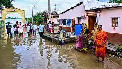 ಕಲಬುರಗಿ ಜಿಲ್ಲೆ ಜೇವರ್ಗಿ ತಾಲ್ಲೂಕಿನ ಮಂದರವಾಡವು ಸಂಪೂರ್ಣ ಜಲಾವೃತವಾಗಿದ್ದು, 100ಕ್ಕೂ ಅಧಿಕ ಗ್ರಾಮಸ್ಥರು ಕಳೆದ ಎರಡು ದಿನಗಳಿಂದ ಗ್ರಾಮದಲ್ಲಿಯೇ ಬಂದಿಯಾಗಿದ್ದಾರೆ.