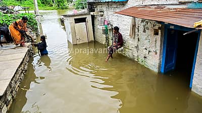 ಕಲಬುರಗಿ ಜಿಲ್ಲೆ ಜೇವರ್ಗಿ ತಾಲ್ಲೂಕಿನ ಕೋಬಾಳ ಗ್ರಾಮದಲ್ಲಿ ಭೀಮಾ ನದಿಯ ಪ್ರವಾಹ ಬಂದಿದ್ದರಿಂದ ಮನೆಗಳು ಜಲಾವೃತವಾದ ದೃಶ್ಯ.