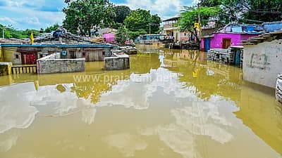 ಕಲಬುರಗಿ ಜಿಲ್ಲೆ ಚಿತ್ತಾಪುರ ತಾಲ್ಲೂಕಿನ ಕಡಬೂರ ಗ್ರಾಮದಲ್ಲಿ ಸೋಮವಾರ (ಸೆ.29) ಭೀಮಾ ನದಿಯ ಪ್ರವಾಹ ಬಂದಿದ್ದರಿಂದ ಮನೆಗಳು ಜಲಾವೃತವಾದ ದೃಶ್ಯ.