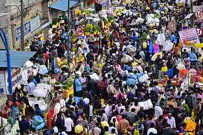 ಬೆಂಗಳೂರಿನ ಕೃಷ್ಣರಾಜ ಮಾರುಕಟ್ಟೆಯಲ್ಲಿ ಮಂಗಳವಾರ ದಸರಾ ಹಬ್ಬದ ಆಯುಧ ಪೂಜೆ ಮುನ್ನ ದಿನ ಹೂವು ಹಣ್ಣು ಮತ್ತು ಪೂಜಾ ಸಾಮಗ್ರಿಗಳನ್ನು ಖರೀದಿಸಲು ಅಪಾರ ಸಂಖ್ಯೆಯಲ್ಲಿ ಜನರು ಸೇರಿದ್ದರು.