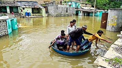 ಕಲಬುರಗಿ ಜಿಲ್ಲೆ ಜೇವರ್ಗಿ ತಾಲ್ಲೂಕಿನ ಕೋಬಾಳ ಗ್ರಾಮದಲ್ಲಿ ಭೀಮಾ ನದಿಯ ಪ್ರವಾಹ ಬಂದಿದ್ದರಿಂದ ಮನೆಗಳು ಜಲಾವೃತವಾದ ದೃಶ್ಯ.