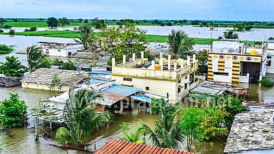 ಕಲಬುರಗಿ ಜಿಲ್ಲೆ ಜೇವರ್ಗಿ ತಾಲ್ಲೂಕಿನ ಮಂದರವಾಡವು ಸಂಪೂರ್ಣ ಜಲಾವೃತವಾಗಿದ್ದು, 100ಕ್ಕೂ ಅಧಿಕ ಗ್ರಾಮಸ್ಥರು ಕಳೆದ ಎರಡು ದಿನಗಳಿಂದ ಗ್ರಾಮದಲ್ಲಿಯೇ ಬಂದಿಯಾಗಿದ್ದಾರೆ.