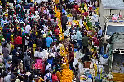 ಬೆಂಗಳೂರಿನ ಕೃಷ್ಣರಾಜ ಮಾರುಕಟ್ಟೆಯಲ್ಲಿ ಮಂಗಳವಾರ ದಸರಾ ಹಬ್ಬದ ಆಯುಧ ಪೂಜೆ ಮುನ್ನ ದಿನ ಹೂವು ಹಣ್ಣು ಮತ್ತು ಪೂಜಾ ಸಾಮಗ್ರಿಗಳನ್ನು ಖರೀದಿಸಲು ಅಪಾರ ಸಂಖ್ಯೆಯಲ್ಲಿ ಜನರು ಸೇರಿದ್ದರು.