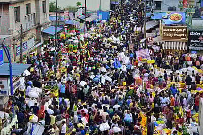 ಬೆಂಗಳೂರಿನ ಕೃಷ್ಣರಾಜ ಮಾರುಕಟ್ಟೆಯಲ್ಲಿ ಮಂಗಳವಾರ ದಸರಾ ಹಬ್ಬದ ಆಯುಧ ಪೂಜೆ ಮುನ್ನ ದಿನ ಹೂವು ಹಣ್ಣು ಮತ್ತು ಪೂಜಾ ಸಾಮಗ್ರಿಗಳನ್ನು ಖರೀದಿಸಲು ಅಪಾರ ಸಂಖ್ಯೆಯಲ್ಲಿ ಜನರು ಸೇರಿದ್ದರು.