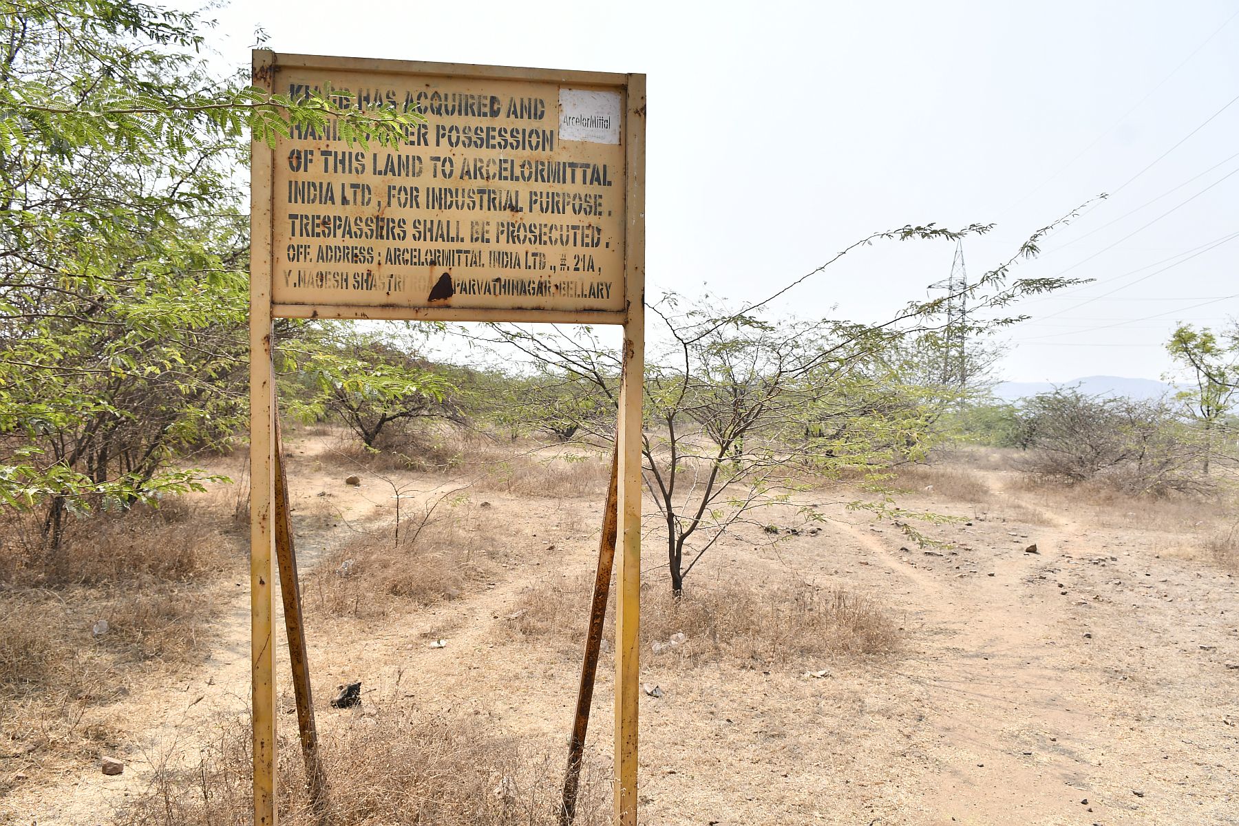 ಬಳ್ಳಾರಿ ಹೊರವಲಯದ ವೇಣಿವೀರಾಪುರ ಮತ್ತು ಸುತ್ತಮುತ್ತಲ ಗ್ರಾಮಗಳಲ್ಲಿ ‘ಆರ್ಸೆಲರ್ ಮಿತ್ತಲ್’ ಕಂಪನಿಯ ಉಕ್ಕು ಕಾರ್ಖಾನೆಗಾಗಿ 2014ರಲ್ಲಿ ವಶಕ್ಕೆ ಪಡೆದ 2643.25 ಎಕರೆ ಪ್ರದೇಶ ಪಾಳು ಬಿದ್ದಿರುವುದು.