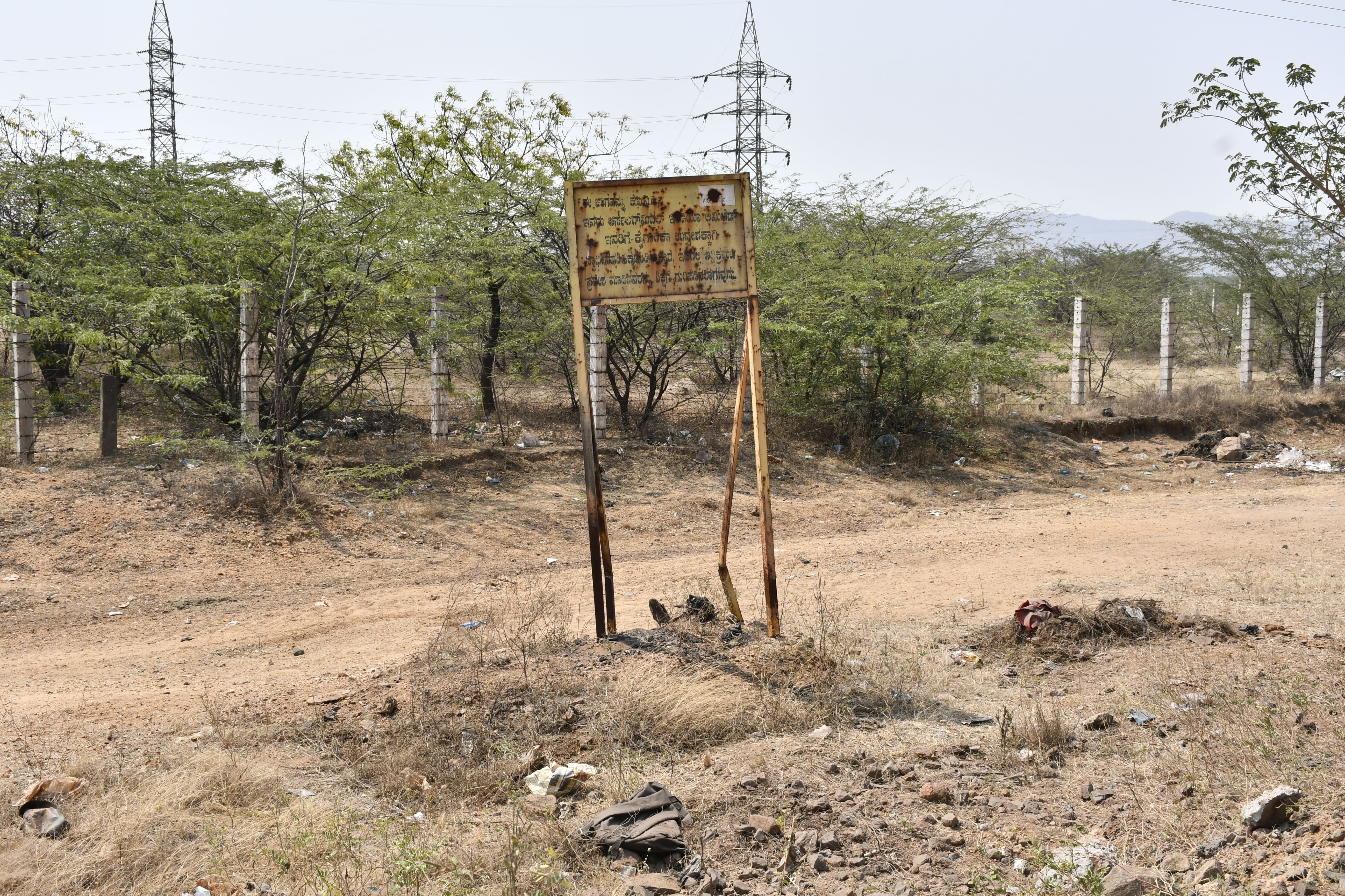 ಬಳ್ಳಾರಿ ಹೊರವಲಯದ ವೇಣಿವೀರಾಪುರ ಮತ್ತು ಸುತ್ತಮುತ್ತಲ ಗ್ರಾಮಗಳಲ್ಲಿ ‘ಆರ್ಸೆಲರ್ ಮಿತ್ತಲ್’ ಕಂಪನಿಯ ಉಕ್ಕು ಕಾರ್ಖಾನೆಗಾಗಿ 2014ರಲ್ಲಿ ವಶಕ್ಕೆ ಪಡೆದ 2643.25 ಎಕರೆ ಪ್ರದೇಶ ಪಾಳು ಬಿದ್ದಿರುವುದು.