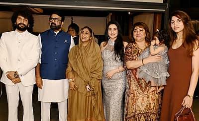 ನಟ ಭುವನ್ ಪೊನ್ನಣ್ಣ ಹಾಗೂ ಹರ್ಷಿಕಾ ಪೂಣಚ್ಚ ಮಗಳ ಹುಟ್ಟುಹಬ್ಬದ ಸಂಭ್ರಮದಲ್ಲಿ ನಟಿ ಮಾಲಾಶ್ರಿ ಹಾಗೂ ಮಗಳು ಆರಾಧ್ಯ ಭಾಗಿಯಾಗಿದ್ದರು. ಇವರ ಜೊತೆಗೆ ಎನ್. ಎ. ಹ್ಯಾರಿಸ್ ದಂಪತಿ ಕೂಡ ಬಂದಿದ್ದರು.