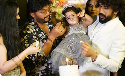 ಬೆಂಗಳೂರಿನ ಖಾಸಗಿ ಹೋಟೆಲ್ನಲ್ಲಿ ತ್ರಿದೇವಿ ಪೊನ್ನಕ್ಕ ಕೇಕ್ ಕಟ್ ಮಾಡುವ ಮೂಲಕ ಹುಟ್ಟುಹಬ್ಬವನ್ನು ಆಚರಿಸಿಕೊಂಡಿದ್ದಾಳೆ.