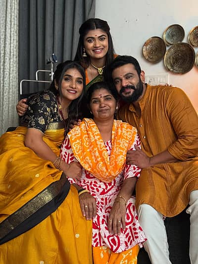 ‘ನೆನಪಿನಲ್ಲಿ ಇಟ್ಟುಕೊಳ್ಳಬೇಕಾದ ವಿಷಯವನ್ನು ಹಂಚಿಕೊಂಡಾಗ ವಿದಾಯ ಹೇಳುವುದು ದುಃಖದ ಪದವಲ್ಲವೇ?ನಿನಾಗಾಗಿ ಧಾರಾವಾಹಿ ಒಂದು ಅದ್ಭುತ ಪ್ರಯಾಣ. ಜೀವನ ಮತ್ತು ಅನುಭವಗಳಿಂದ ತುಂಬಿದ ಆರೋಗ್ಯಕರ ಯೋಜನೆಯಾಗಿತ್ತು’ ಎಂದರು.