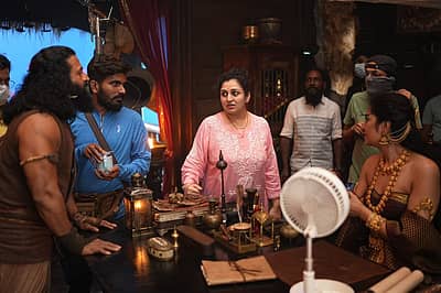 ಕಾಂತಾರ ಸಿನಿಮಾದಲ್ಲಿ ಕನಕವತಿ ಪಾತ್ರದಲ್ಲಿ ಅಭಿನಯಿಸಿ ರುಕ್ಮಿಣಿ ವಸಂತ್ ಅವರ ವೇಷಭೂಷಣದ ಬಗ್ಗೆ ಸಾಮಾಜಿಕ ಮಾಧ್ಯಮದಲ್ಲಿ ಚರ್ಚೆ ನಡೆಯುತ್ತಲೇ ಇದೆ. ಇನ್ನು, ತೆರೆಮೇಲೆ ಇಡೀ ಕಾಂತಾರ ತಂಡ ಅಷ್ಟು ಸುಂದರವಾಗಿ ಕಾಣೋದಕ್ಕೆ ಮುಖ್ಯ ಕಾರಣ ರಿಷಬ್ ಶೆಟ್ಟಿ ಪತ್ನಿ.