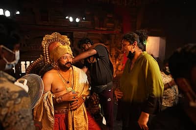 ಈಗಾಗಲೇ ‘ಬುಕ್ಮೈ ಶೋ’ ಆ್ಯಪ್ ಮೂಲಕವೇ 50 ಲಕ್ಷಕ್ಕೂ ಅಧಿಕ ಟಿಕೆಟ್ಗಳು ಮಾರಾಟವಾಗಿವೆ ಎಂದು ಹೊಂಬಾಳೆ ಫಿಲ್ಮ್ಸ್ ತಿಳಿಸಿದೆ. ಇನ್ನು, ಕಾಂತಾರ ಚಾಪ್ಟರ್ 1 ಸಿನಿಮಾದಲ್ಲಿ ಪ್ರತಿಯೊಬ್ಬರ ಅಭಿನಯ, ವೇಷಭೂಷಣ ಪ್ರೇಕ್ಷಕರಿಗೆ ಇಷ್ಟವಾಗಿದೆ.