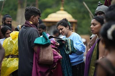 ಆ ಫೋಟೊಗಳ ಜೊತೆಗೆ 'ಕಾಂತಾರ ಅಧ್ಯಾಯ 1ರ ಭಾಗವಾಗಿರುವುದು ನಿಜಕ್ಕೂ ಮರೆಯಲಾಗದ ಪ್ರಯಾಣ. ತುಂಬಾ ಬೇರೂರಿರುವ, ನೈಜ ಮತ್ತು ದೈವಿಕವಾಗಿರುವ ಒಂದು ಕಥೆಗೆ ವೇಷಭೂಷಣಗಳನ್ನು ವಿನ್ಯಾಸಗೊಳಿಸುವುದು, ಅದು ಒಂದು ಭಾವನೆಯಾಗಿತ್ತು. ಈ ಭವ್ಯವಾದ ಸಿನಿಮಾದ ಒಂದು ಸಣ್ಣ ಭಾಗವನ್ನು ಹೆಣೆದಿದ್ದಕ್ಕಾಗಿ ಕೃತಜ್ಞಳಾಗಿದ್ದೇನೆ’ ಎಂದು ಬರೆದುಕೊಂಡಿದ್ದಾರೆ.