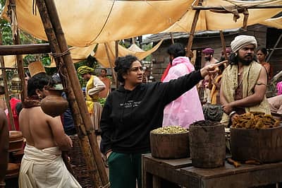 ರಿಷಬ್ ಶೆಟ್ಟಿ ಪತ್ನಿ ಪ್ರಗತಿ ಶೆಟ್ಟಿ ಅವರು ಹಂಚಿಕೊಂಡ ಫೋಟೊಗಳು ಸಾಮಾಜಿಕ ಮಾಧ್ಯಮದಲ್ಲಿ ಹರಿದಾಡುತ್ತಿವೆ. ಈ ಫೋಟೊಗಳನ್ನು ನೋಡಿದ ಅಭಿಮಾನಿಗಳು ಮೆಚ್ಚುಗೆ ವ್ಯಕ್ತಪಡಿಸಿದ್ದಾರೆ.