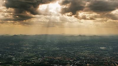 ಯಳಗಿರಿ:ಬೆಂಗಳೂರಿನಿಂದ ಸುಮಾರು 150 ಕಿ.ಮೀ ದೂರದಲ್ಲಿರುವ ಇದು ತಮಿಳುನಾಡಿನ ಪ್ರಸಿದ್ಧ ಹಾಗೂ ಸುಂದರ ಗಿರಿದಾಮಗಳಲ್ಲಿ ಒಂದಾಗಿದೆ. ಇದು ಹಚ್ಚ ಹಸಿರು ಮತ್ತು ಶಾಂತಿಯುತ ವಾತಾವರಣಕ್ಕೆ ಹೆಸರುವಾಸಿಯಾದ ಗಿರಿದಾಮವಾಗಿದೆ. ಇದು ಟ್ರೆಕ್ಕಿಂಗ್, ದೋಣಿ ವಿಹಾರ ಮತ್ತು ಪ್ರಕೃತಿಯ ಸೌಂದರ್ಯದ ನಡುವೆ ವಿಶ್ರಾಂತಿ ಪಡೆಯುವ ಅವಕಾಶವನ್ನು ನೀಡುತ್ತದೆ.