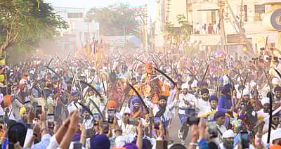 ಬೀದರ್: ಸಿಖ್ ಧರ್ಮದ ಸಂಸ್ಥಾಪಕ ಗುರುನಾನಕ ದೇವ ಅವರ 556ನೇ ಜಯಂತಿಯನ್ನು ನಗರದಲ್ಲಿ ಬುಧವಾರ (ನ.5) ಶ್ರದ್ಧಾ, ಭಕ್ತಿ ಹಾಗೂ ಸಂಭ್ರಮೋಲ್ಲಾಸದಿಂದ ಆಚರಿಸಲಾಯಿತು.