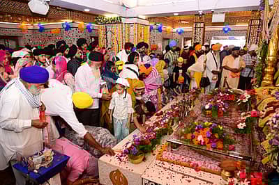 ಬೀದರ್: ಸಿಖ್ ಧರ್ಮದ ಸಂಸ್ಥಾಪಕ ಗುರುನಾನಕ ದೇವ ಅವರ 556ನೇ ಜಯಂತಿಯನ್ನು ನಗರದಲ್ಲಿ ಬುಧವಾರ (ನ.5) ಶ್ರದ್ಧಾ, ಭಕ್ತಿ ಹಾಗೂ ಸಂಭ್ರಮೋಲ್ಲಾಸದಿಂದ ಆಚರಿಸಲಾಯಿತು.