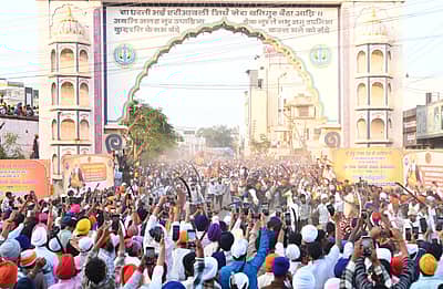 ಬೀದರ್: ಸಿಖ್ ಧರ್ಮದ ಸಂಸ್ಥಾಪಕ ಗುರುನಾನಕ ದೇವ ಅವರ 556ನೇ ಜಯಂತಿಯನ್ನು ನಗರದಲ್ಲಿ ಬುಧವಾರ (ನ.5) ಶ್ರದ್ಧಾ, ಭಕ್ತಿ ಹಾಗೂ ಸಂಭ್ರಮೋಲ್ಲಾಸದಿಂದ ಆಚರಿಸಲಾಯಿತು.