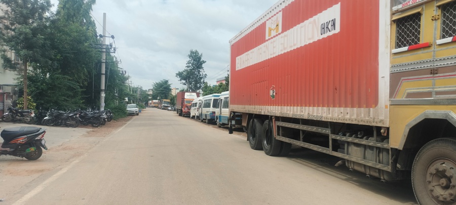 ಹಾರೋಹಳ್ಳಿ ಕೈಗಾರಿಕಾ ಪ್ರದೇಶದ ರಸ್ತೆಯಲ್ಲೇ ಭಾರಿ ವಾಹನಗಳನ್ನು ನಿಲ್ಲಿಸುವುದು ಸಾಮಾನ್ಯವಾಗಿದೆ