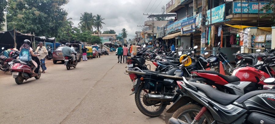 ಹಾರೋಹಳ್ಳಿ ಪಟ್ಟಣದ ಆನೇಕಲ್ ರಸ್ತೆಯಲ್ಲಿ ದ್ವಿಚಕ್ರ ವಾಹನಗಳನ್ನು ನಿಲುಗಡೆ ಮಾಡಿರುವುದು