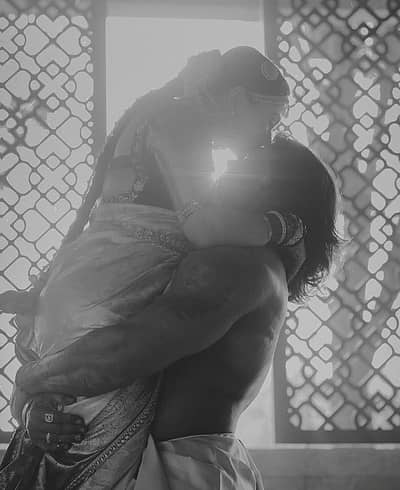 ನಟಿ ರಜಿನಿ ಪತಿಯ ಹಣೆಗೆ ಮುತ್ತಿಟ್ಟು ಫೋಟೊಗೆ ಪೋಸ್ ಕೊಟ್ಟಿದ್ದಾರೆ.