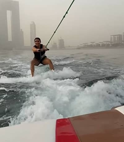 ‘ಹತ್ತು ವರ್ಷಗಳ ಹಿಂದೆ ನಾನು ಇದ್ದ ಮಗುವಿನಂತೆ ಭಾವಿಸಿದೆ. ಮತ್ತು ಅದು ನನಗೆ ತುಂಬಾ ಭಾವನಾತ್ಮಕ ಕ್ಷಣವಾಗಿತ್ತು. ಎಲ್ಲದಕ್ಕೂ ದೇವರಿಗೆ ಧನ್ಯವಾದಗಳು. ನಾನು ಆನಂದಿಸುವ ನನ್ನ ಹದಿಹರೆಯದ ಸಾಹಸಗಳಾಗಿದ್ದವು. ವೇಕ್ಬೋರ್ಡ್ನಿಂದ ಬಿದ್ದಾಗ ನನ್ನ ಗುಲಾಬಿ, ಕಂದು ಮತ್ತು ಕೆಂಪು ಬಣ್ಣಕ್ಕೆ ತಿರುಗಿದ ಮುಖವನ್ನು ಚಿತ್ರ 7ರಲ್ಲಿ ನೋಡಲು ತಪ್ಪಿಸಿಕೊಳ್ಳಬೇಡಿ. ತುಂಬಾ ಕೃತಜ್ಞಳಾಗಿದ್ದೇನೆ’ ಎಂದು ಬರೆದುಕೊಂಡಿದ್ದಾರೆ.