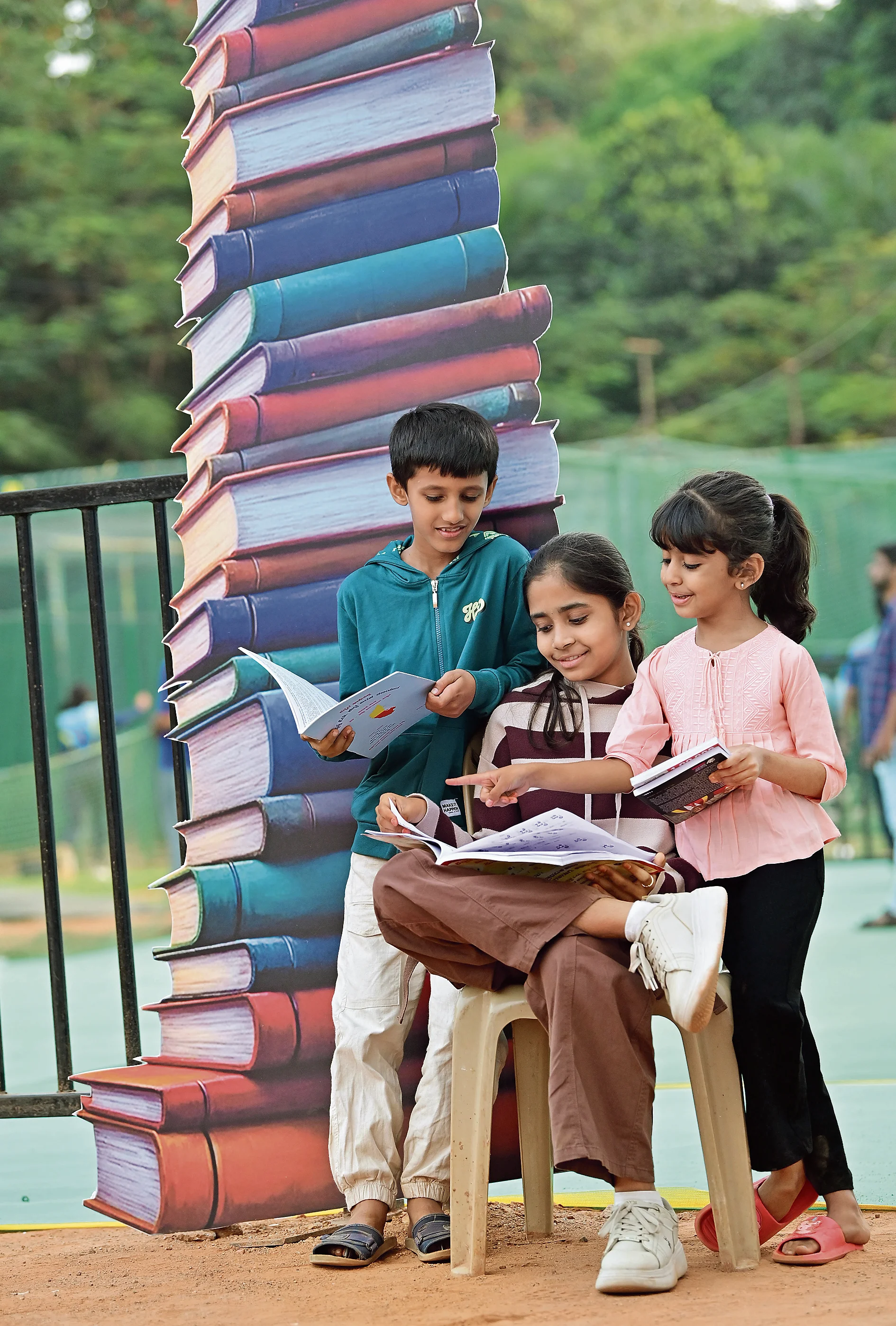 ಪುಸ್ತಕ ಮೇಳವೊಂದರಲ್ಲಿ ಓದಿನಲ್ಲಿ ಮಗ್ನರಾಗಿರುವ ಮಕ್ಕಳು
