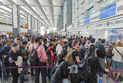 ಅದಾಗ್ಯೂ ಹಲವು ಪ್ರಯಾಣಿಕರು ದೆಹಲಿ, ಬೆಂಗಳೂರು, ಚೆನ್ನೈ, ಮುಂಬೈ, ಹೈದರಾಬಾದ್ ಸೇರಿದಂತೆ ಅನೇಕ ವಿಮಾನ ನಿಲ್ದಾಣಗಳಲ್ಲಿಯೇ ದೂರದ ಸ್ಥಳಗಳಿಗೆ ತೆರಳಲು ಕಾಯ್ದ ಕುಳಿತಿದಿದ್ದಾರೆ. ಕೆಲವರು ಟರ್ಮಿನಲ್ಗಳಲ್ಲೇ ಮಲಗಿರುವ, ಊಟ, ತಿಂಡಿ ಸೇವಿಸುತ್ತಿರುವ ದೃಶ್ಯಗಳು ಕಂಡು ಬಂದಿವೆ.