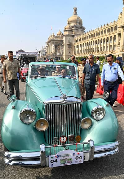 ಬೆಂಗಳೂರಿನ ವಿಧಾನಸೌಧ ಆವರಣದಲ್ಲಿ ನಗರದ ಸಿಟಿ ಪೊಲೀಸ್ ಹಾಗೂ ಫೆಡರೇಷನ್ ಆಫ್ ಹಿಸ್ಟೋರಿಕ್ ವೆಹಿಕಲ್ಸ್ ಆಫ್ ಇಂಡಿಯಾ ಸಹಯೋಗದಲ್ಲಿ ನಡೆದ ಡ್ರಗ್ಸ್ ಮುಕ್ತ ಕರ್ನಾಟಕ್ಕಾಗಿ ವಿಂಟೇಜ್ ಕಾರು ರ್ಯಾಲಿ