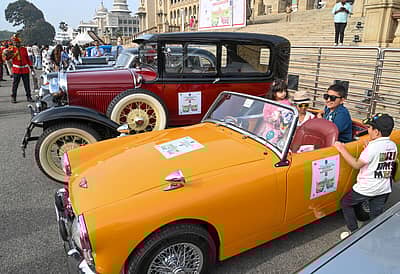 ಬೆಂಗಳೂರಿನ ವಿಧಾನಸೌಧ ಆವರಣದಲ್ಲಿ ನಗರದ ಸಿಟಿ ಪೊಲೀಸ್ ಹಾಗೂ ಫೆಡರೇಷನ್ ಆಫ್ ಹಿಸ್ಟೋರಿಕ್ ವೆಹಿಕಲ್ಸ್ ಆಫ್ ಇಂಡಿಯಾ ಸಹಯೋಗದಲ್ಲಿ ನಡೆದ ಡ್ರಗ್ಸ್ ಮುಕ್ತ ಕರ್ನಾಟಕ್ಕಾಗಿ ವಿಂಟೇಜ್ ಕಾರು ರ್ಯಾಲಿ