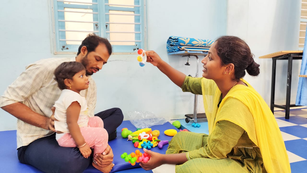 ಡಿ ಮೈಲಿನಿಷನ್ ನ್ಯೂನತೆ ಹೊಂದಿರುವ ಮಗುವಿಗೆ ಥೆರಪಿ ನೀಡುತ್ತಿರುವುದು