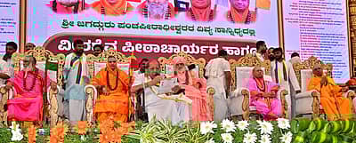 ದಾವಣಗೆರೆಯ ರೇಣುಕಾ ಮಂದಿರದಲ್ಲಿ ಜುಲೈನಲ್ಲಿ ಆಯೋಜಿಸಿದ್ದ ವೀರಶೈವ ಪೀಠಾಚಾರ್ಯರ ಹಾಗೂ ಶಿವಾಚಾರ್ಯರ ಶೃಂಗ ಸಮ್ಮೇಳನವನ್ನು ಉದ್ದೇಶಿಸಿ ಶಾಸಕ ಶಾಮನೂರು ಶಿವಶಂಕರಪ್ಪ ಮಾತನಾಡಿದ್ದರು. ರಂಭಾಪುರಿ ಪೀಠದ ವೀರಸೋಮೇಶ್ವರ ಸ್ವಾಮೀಜಿ, ಉಜ್ಜಿನಿಯ ಸಿದ್ಧಲಿಂಗ ರಾಜದೇಶಿಕೇಂದ್ರ ಸ್ವಾಮೀಜಿ, ಕೇದಾರ ಪೀಠದ ಭೀಮಾಶಂಕರ ಲಿಂಗ ಶಿವಾಚಾರ್ಯ ಸ್ವಾಮೀಜಿ, ಶ್ರೀಶೈಲ ಮಠದ ಚನ್ನಸಿದ್ಧರಾಮ ಪಂಡಿತಾರಾಧ್ಯ ಸ್ವಾಮೀಜಿ, ಕಾಶಿ ಪೀಠದ ಮಲ್ಲಿಕಾರ್ಜುನ ವಿಶ್ವಾರಾಧ್ಯ ಸ್ವಾಮೀಜಿ ಪಾಲ್ಗೊಂಡಿದ್ದರು