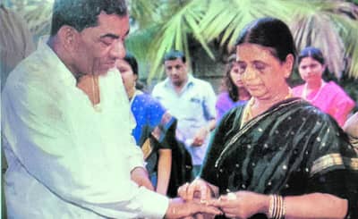 ರಿಂಗ್ ತೊಡಿಸುವ ಖುಷಿಯಲ್ಲಿ ದಂಪತಿ