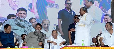 ದಾವಣಗೆರೆಯಲ್ಲಿ ನಡೆದಿದ್ದ ಅಭಿವೃದ್ಧಿ ಕಾರ್ಯಕ್ರಮಗಳಿಗೆ ಚಾಲನೆ ಕಾರ್ಯಕ್ರಮದಲ್ಲಿ ಮುಖ್ಯಮಂತ್ರಿ ಸಿದ್ದರಾಮಯ್ಯ, ಉಪಮುಖ್ಯಮಂತ್ರಿ ಡಿ.ಕೆ.ಶಿವಕುಮಾರ್, ಗೃಹ ಸಚಿವ ಡಾ.ಜಿ.ಪರಮೇಶ್ವರ ಹಾಗೂ ಪುತ್ರ, ಸಚಿವ ಎಸ್.ಎಸ್.ಮಲ್ಲಿಕಾರ್ಜುನ್ ಅವರೊಂದಿಗೆ ಶಾಸಕ ಶಾಮನೂರು ಶಿವಶಂಕರಪ್ಪ ಪ್ರಜಾವಾಣಿ ಚಿತ್ರ